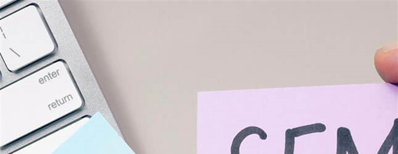 Image of SEO vs SEM written on sticky notes